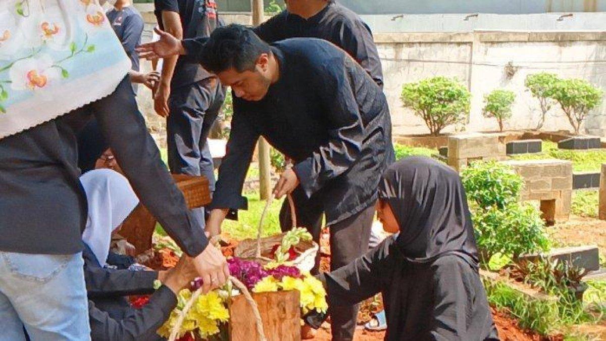 Tamara Tyasmara ikut menaburkan bunga di makam mantan mertuanya.