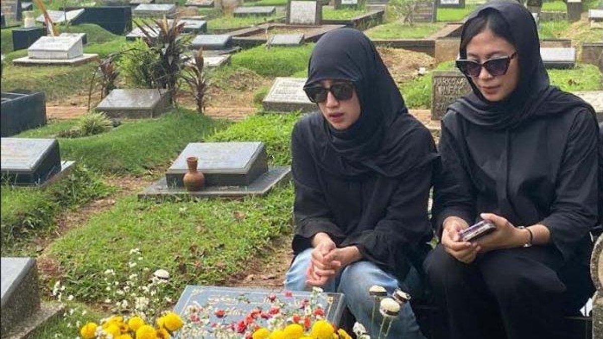 Setelah selesai prosesi pemakaman Tri Rahayu, Tamara Tyasmara menyempatkan diri ziarah ke makam Dante