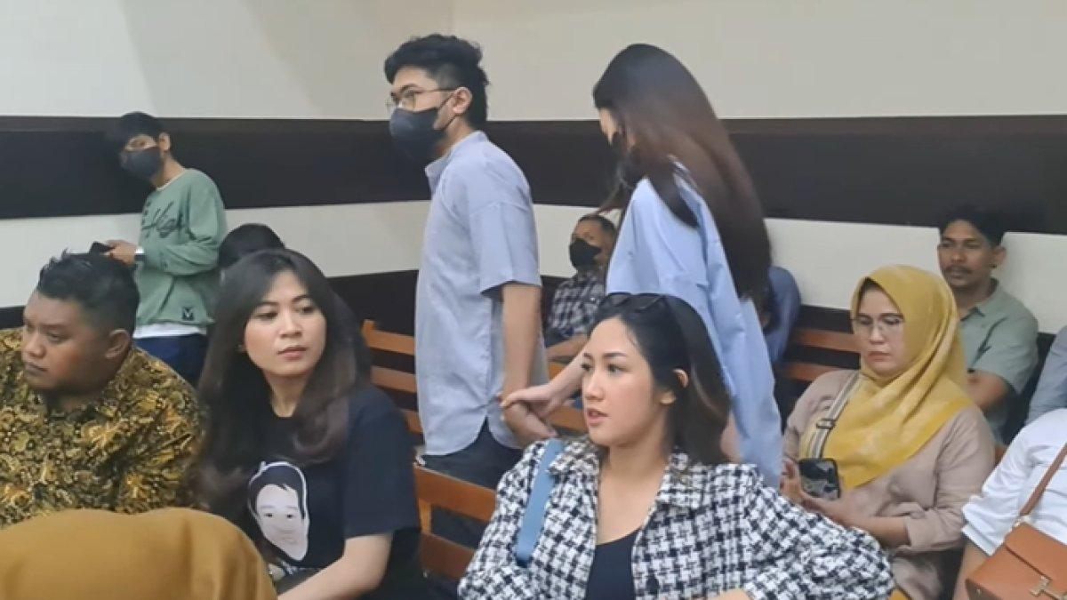 Tamara Tyasmara memilih untuk tak berkomentar soal sosok wanita yang dibawa Angger Dimas ke persidangan