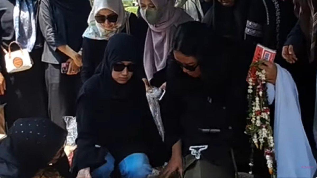 Tamara Tyasmara tak mampu membendung air mata saat melepas mantan ibu mertuanya ke tempat peristirahatan terakhir.