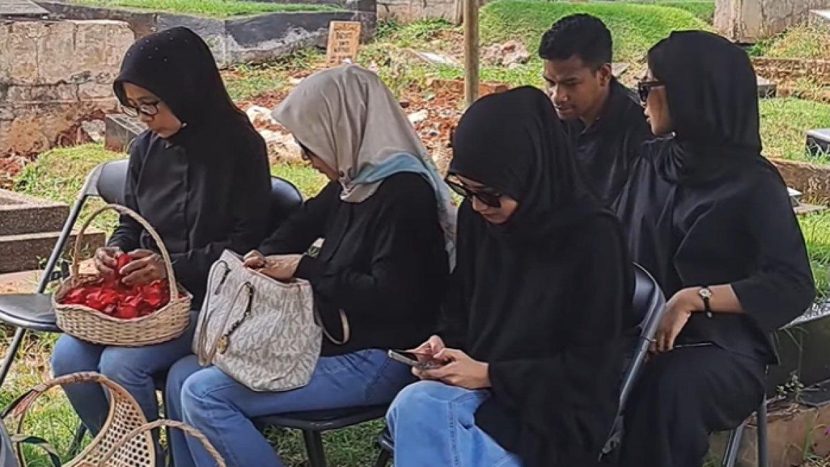 Tamara Tyasmara tiba di TPU Jeruk Perut sebelum jenazah ibunda Angger Dimas datang.