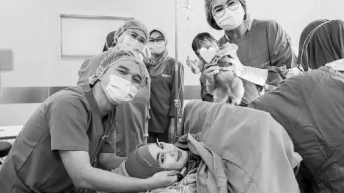 Tampak Anandito Dwis setia damping istri melahirkan