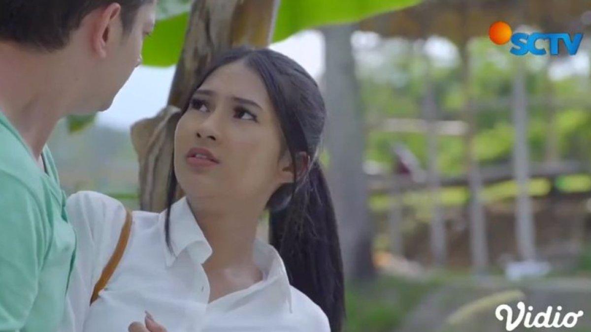 Tampak Andrew Andika saling pandang dengan Soraya Rasyid.