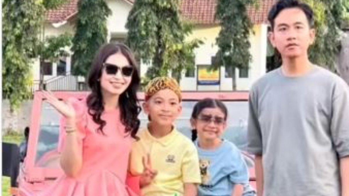 SELVI ANANDA LIBURAN KE BOROBUDUR - Tampak Gibran tampil sederhana mengenakan kaos abu-abu dan celana hitam, sedangkan Selvi Ananda memakai baju berwarna merah muda dengan model berkerut di bagian bawah, dipadukan dengan celana jeans berwarna biru tua. 