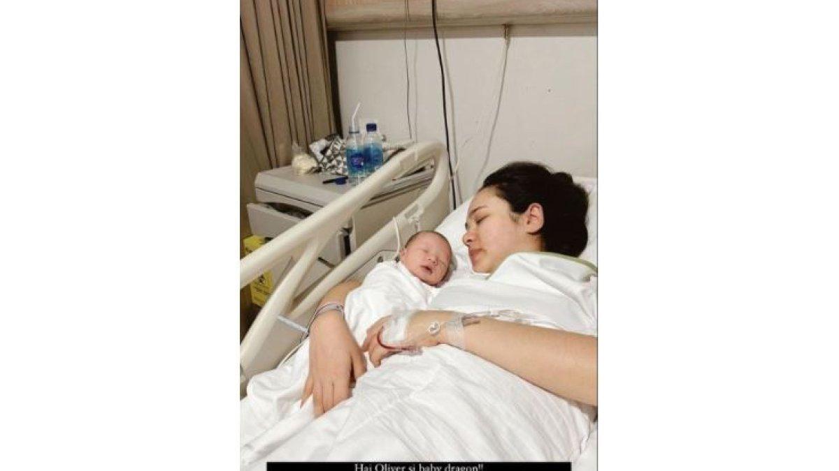 Pamela Bowie bersama anaknya yang baru lahir.