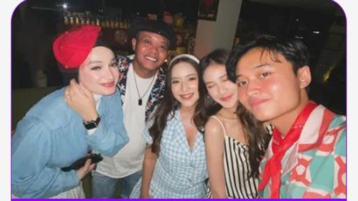 Tampak dalam foto tersebut Risma Nilawati