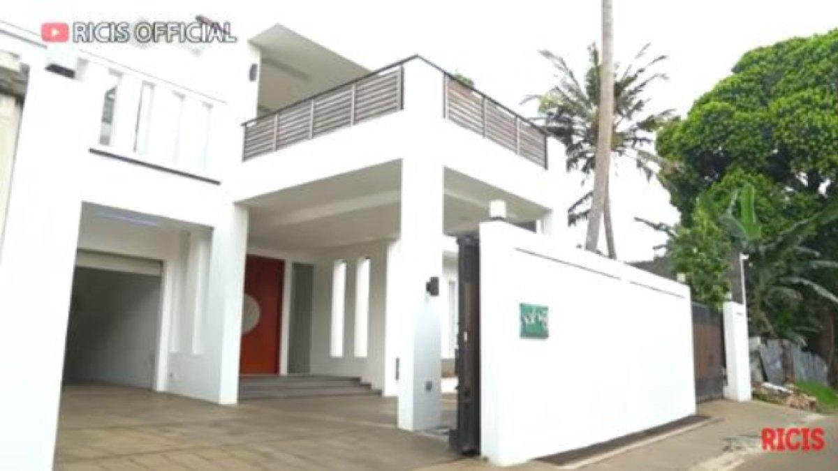 Tampak dari depan rumah baru Ria Ricis yang akan ditinggali bersama Moana