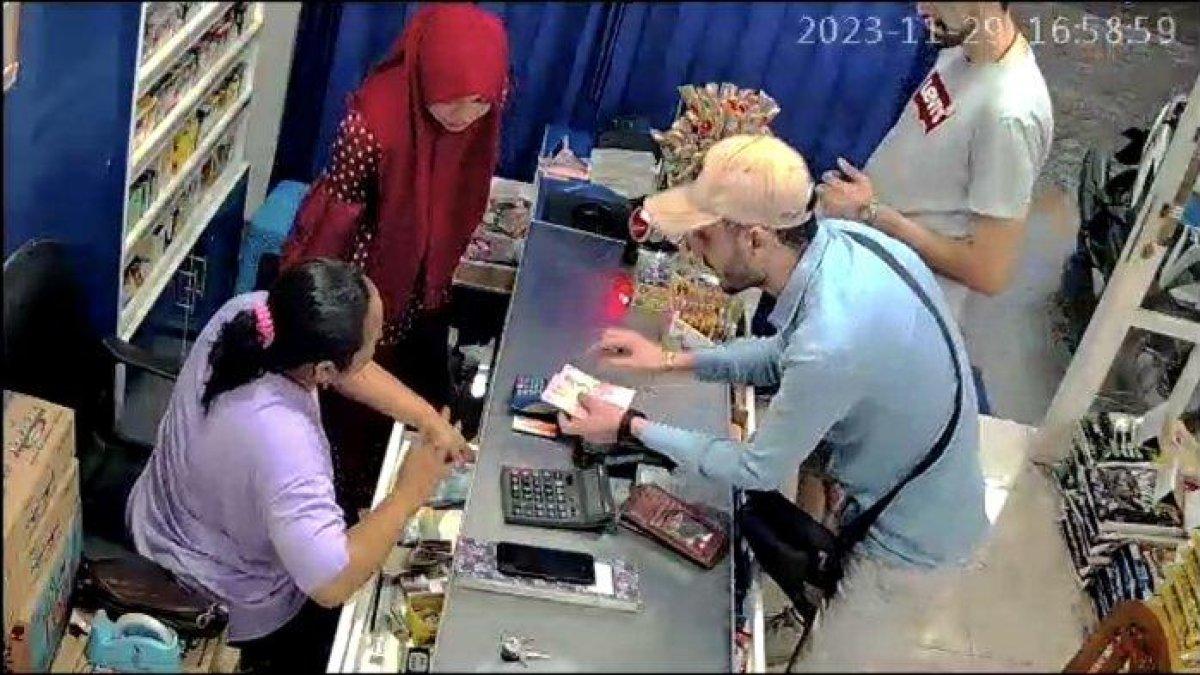 Tampak dua bule ganteng curi uang minimarket pakai trik sulap