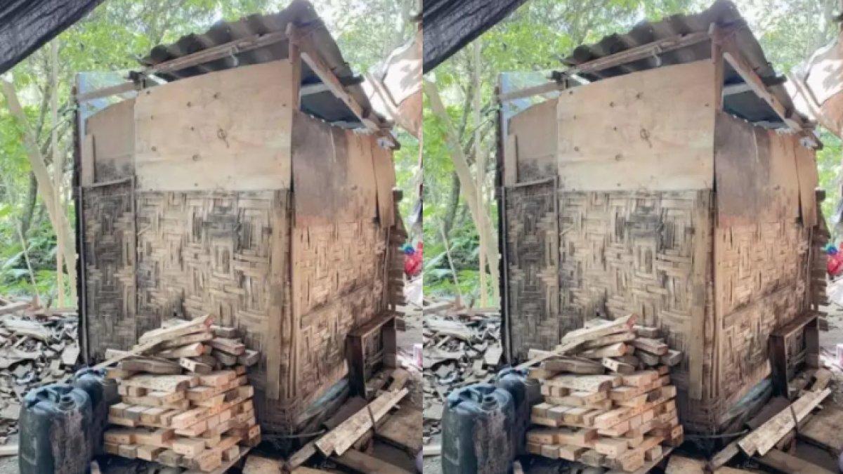 Tampak luar sebuah kamar mandi yang reyot