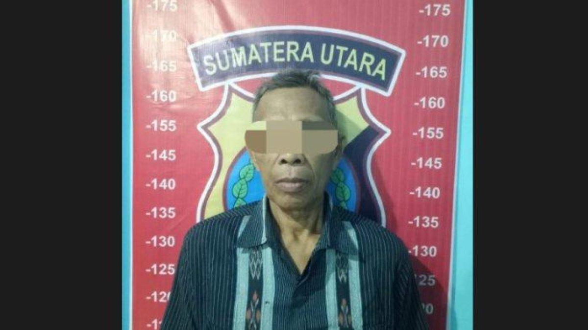 Tampang AN (54) tersangka penganiayaan terhadap wanita bernama Supi yang diamankan Polisi. Ia ditahan karena membacok pipi kiri korban lantaran menolak diajak berhubungan badan.