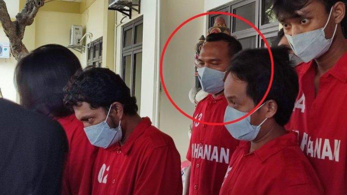 Tampang Yudi Prasetyo (kaos nomor 13) tersangka kasus narkoba yang nekat menelan barang bukti untuk menghindari tangkapan dari petugas kepolisian di Mako Polrestabes Semarang