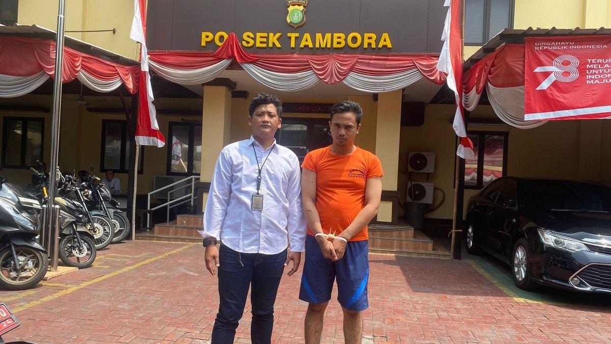 Tampang pelaku yang menggelapkan barang perusahaan