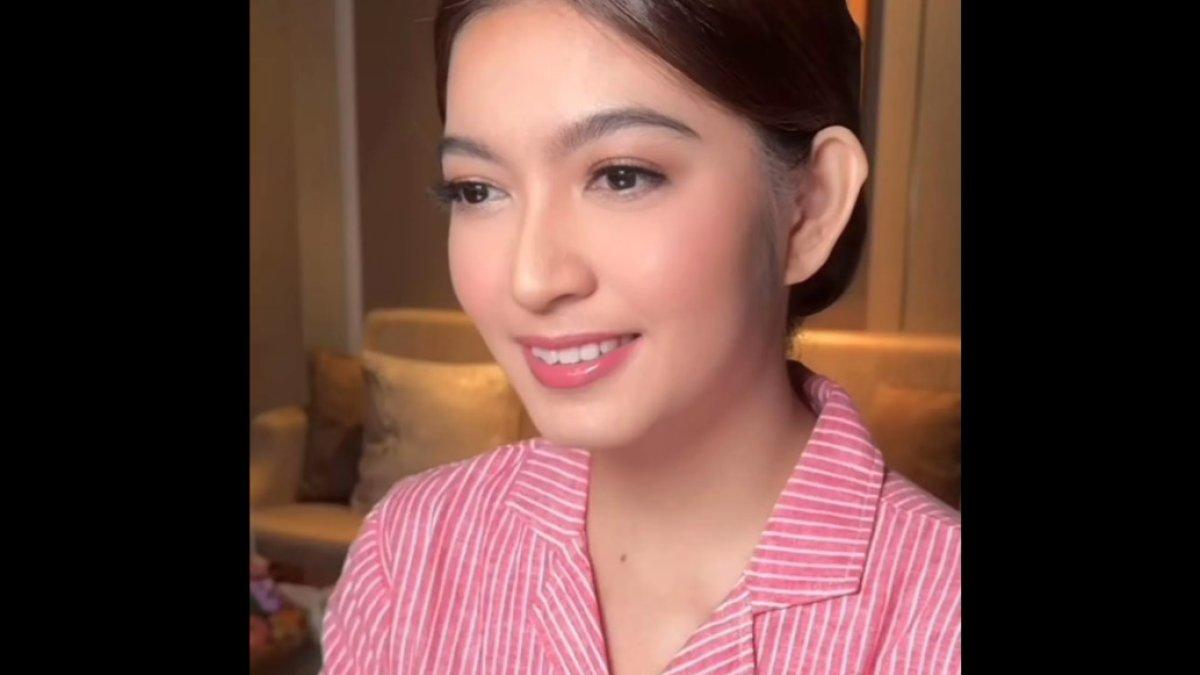 PENAMPILAN SELVI ANANDA NATURAL - Tampilan ini bukan hanya menonjolkan sisi cantik Selvi Ananda, tapi juga memancarkan keanggunan dan ketenangan yang melekat pada dirinya. 