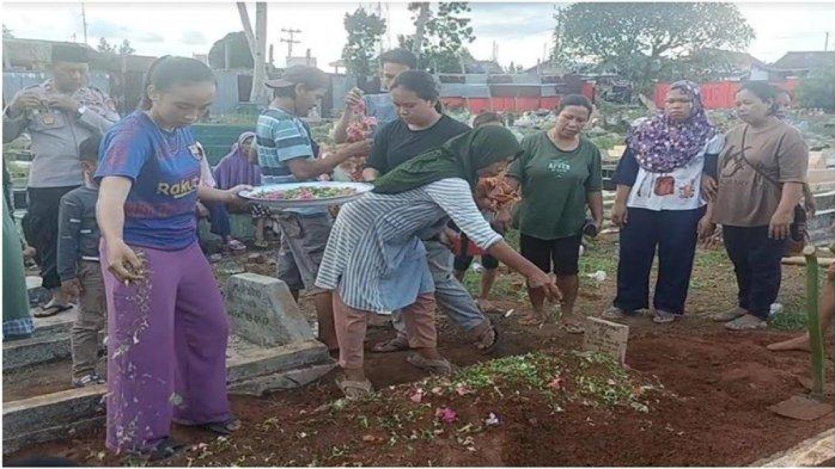 Tangis keluarga pecah saat pemakaman Herman alias Manda (47), korban meninggal kasus besan saling tujah di Musi Rawas, Sabtu (23/12/2023)