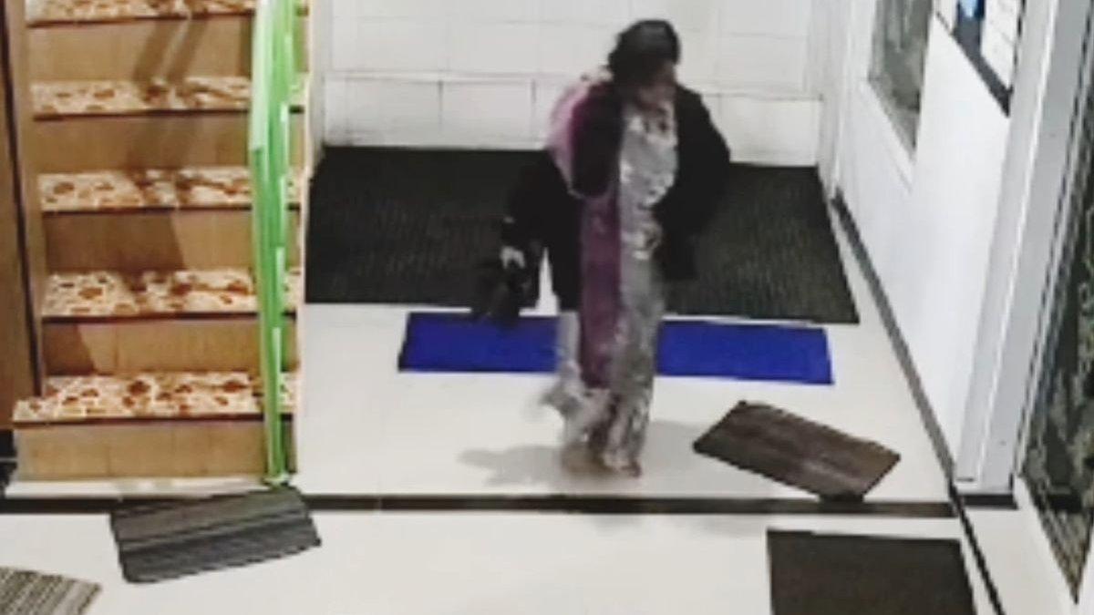 Seorang meninggalkan bayinya di masjid daerah Cimanggis, Kota Depok, Kamis (18/1/2024).