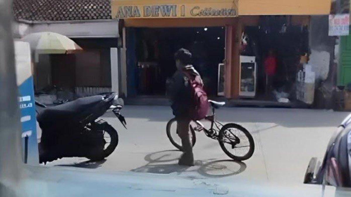 Tangkapan layar video pemilik counter HP yang menunjukkan Riki melanjutkan perjalanan usai menjual HP-nya, Sabtu (14/1/2024) siang. Bocah 10 tahun itu nekat naik sepeda dari Bojonegoro untuk temui ibu di Surabaya