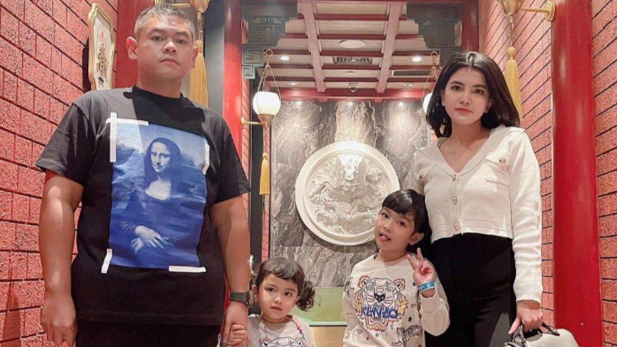 Tania Putri dan keluarganya