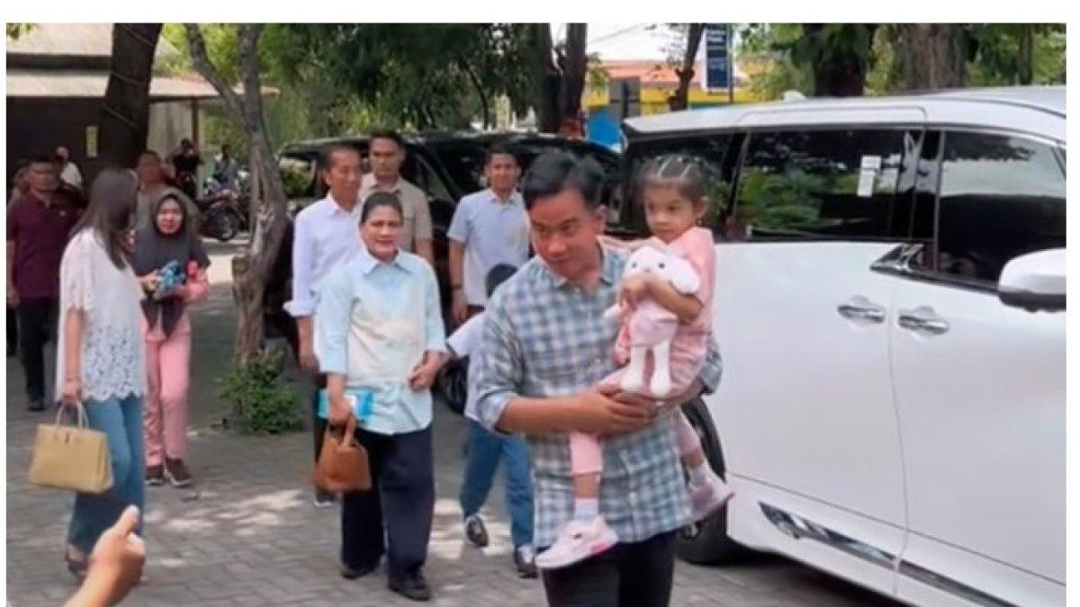 ADU GAYA TAS SELVI ANANDA DAN IRIANA - Tas yang dibawa Selvi Ananda merupakan seri Kelly 25 Retourne Craie Togo Leather with Gold Hardware dengan harga sekitar Rp 511 juta.