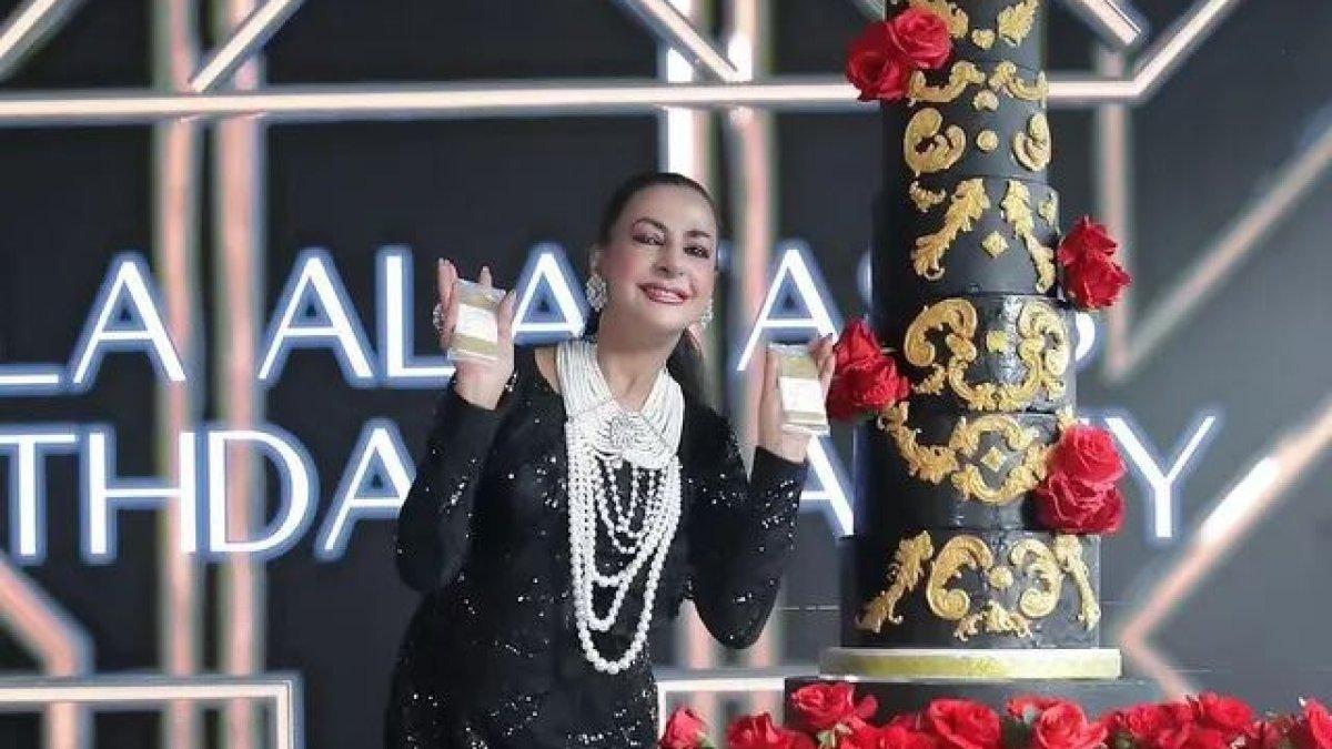 Tasya Farasya memilih tema hitam untuk pesta yang dia adakan.