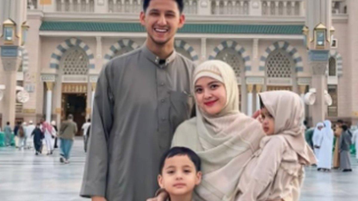 Tasya Kamila dan suami ajak anak umrah