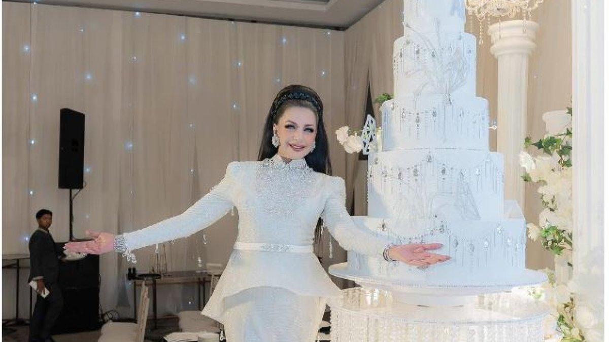 Tasyi Athasyia memilih tema putih yang elegan untuk merayakan ulang tahun ibunya.