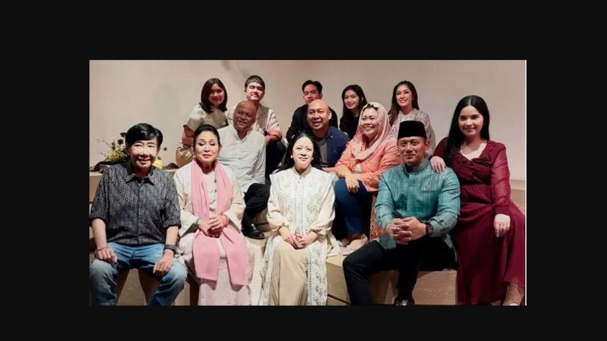 PENAMPILAN SELVI ANANDA - Tata Cahyani memilih gaya serba hitam, sementara Retno Sigit mengenakan atasan bercorak.