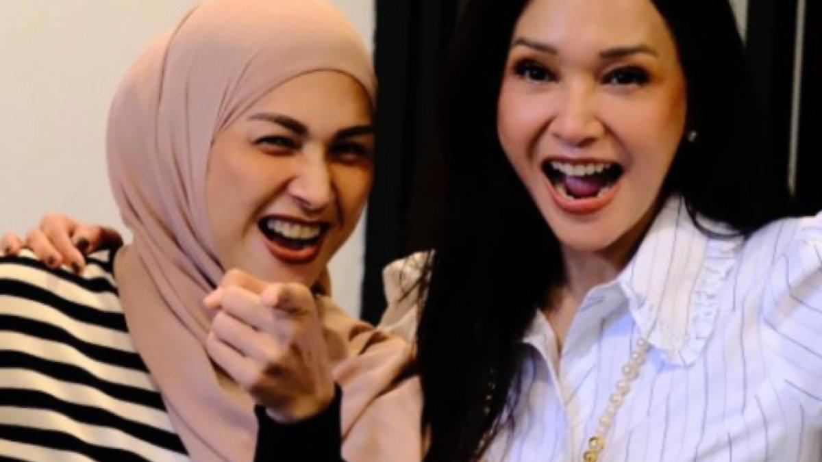 TATA PASANG BADAN - Membagikan fotonya bersama Maia Estianty disertai lagu 