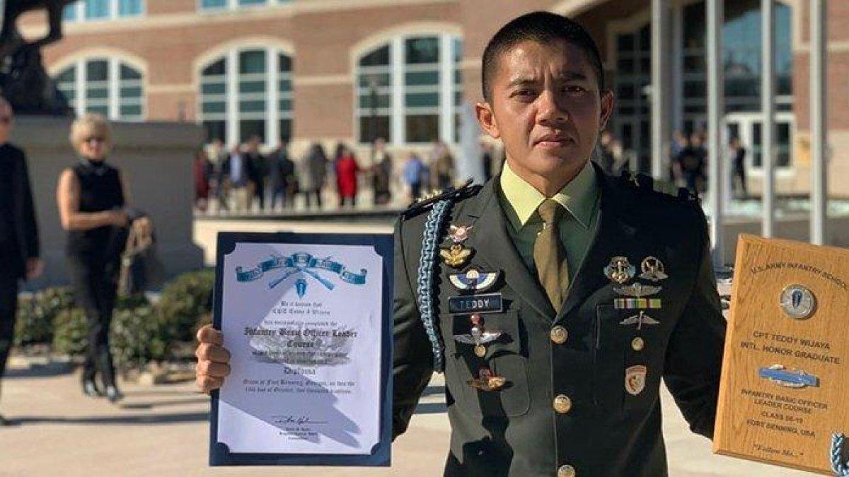 Teddy Indra Wijaya jadi lulusan terbaik sekolah Militer di Amerika Serikat, ia juga mendapat 3 penghargaan sekaligus.