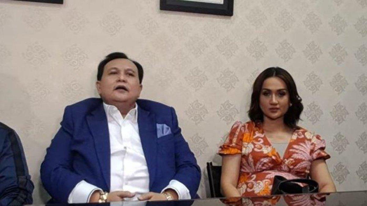 Tengku Dewi dan kuasa hukumnya.