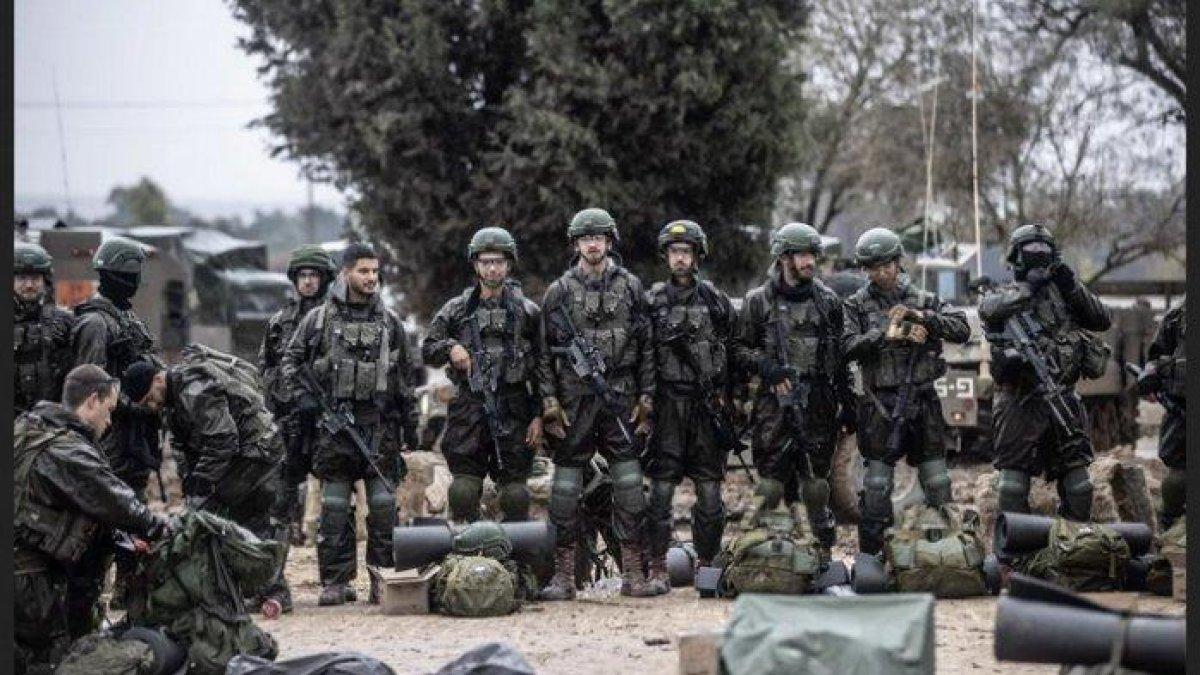 Tentara Israel dan peralatan tempur mereka di perbatasan Gaza, di Nahal Oz, Israel pada 13 Desember 2023.