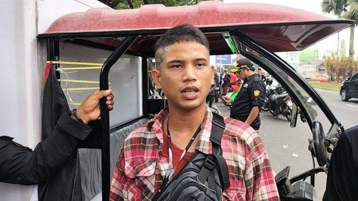Tentara Juantoro (28) kurir paket yang memasang bendera Palestina di kendaraan kerjanya, dia sempat berseteru dengan Satpam Apartemen Spring Lake Summarecon Bekasi lantaran diminta dicopot.