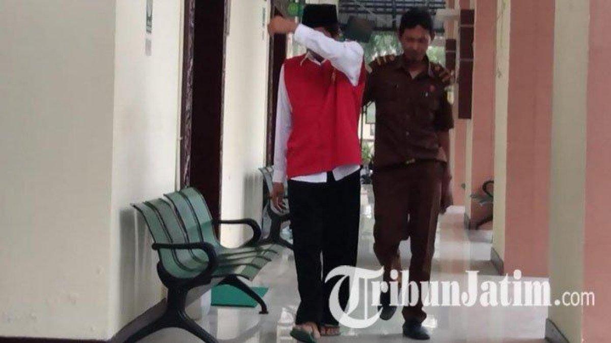 Terdakwa Ahmad Ashari (39), warga Desa Drancang, Kecamatan Menganti, Gresik, usai menjalani sidang di Pengadilan Negeri Gresik terkait kasus asusila, Selasa (19/12/2023).