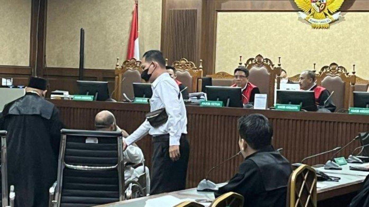 Terdakwa Gubernur nonaktif Papua Lukas Enembe menyemburkan kata kasar saat dicecar Jaksa Penuntut Umum (JPU) Komisi Pemberantasan Korupsi (KPK) soal kepemilikan Hotel Angkasa di Jayapura pada persidangan hari ini.