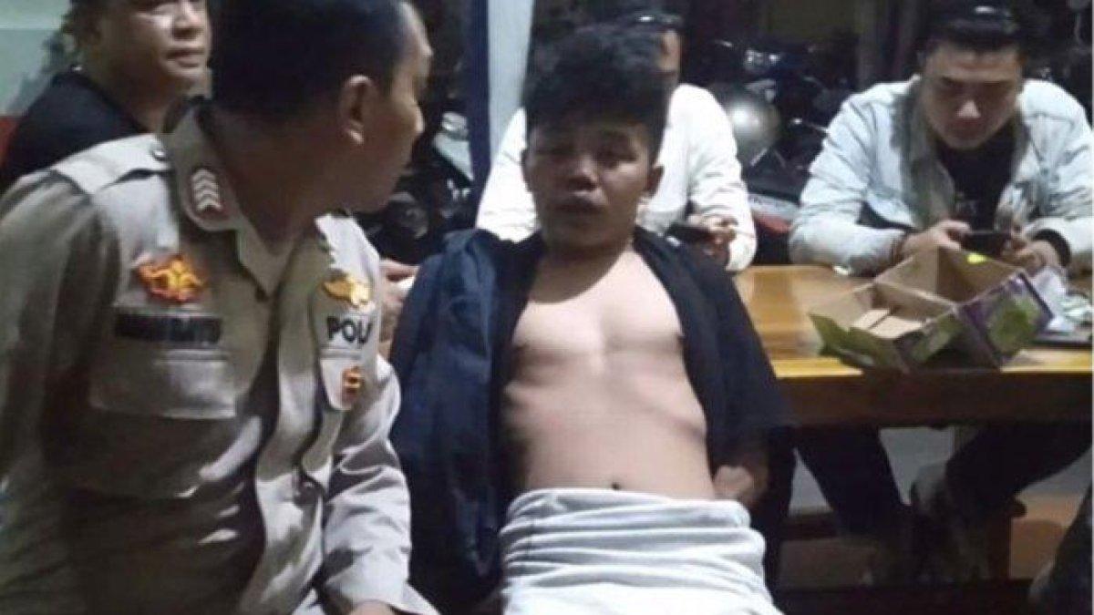 Terduga pelaku pencurian kotak amal dan pembakaran musala di Tebet, Jakarta Selatan, ditangkap warga pada Rabu (23/8/2023) dini hari. Pelaku diduga dalam kondisi mabuk minuman keras (miras).