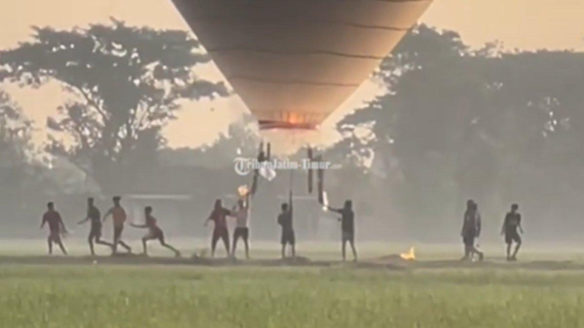 Terlihat 11 remaja berhasil mengembangkan balon udara.