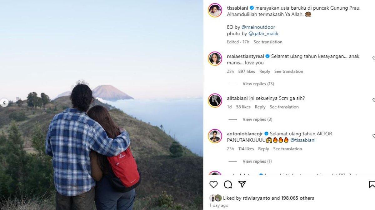 Terlihat Tissa Biani dan Dul Jaelani menikmati pemandangan dari puncak Gunung Prau.