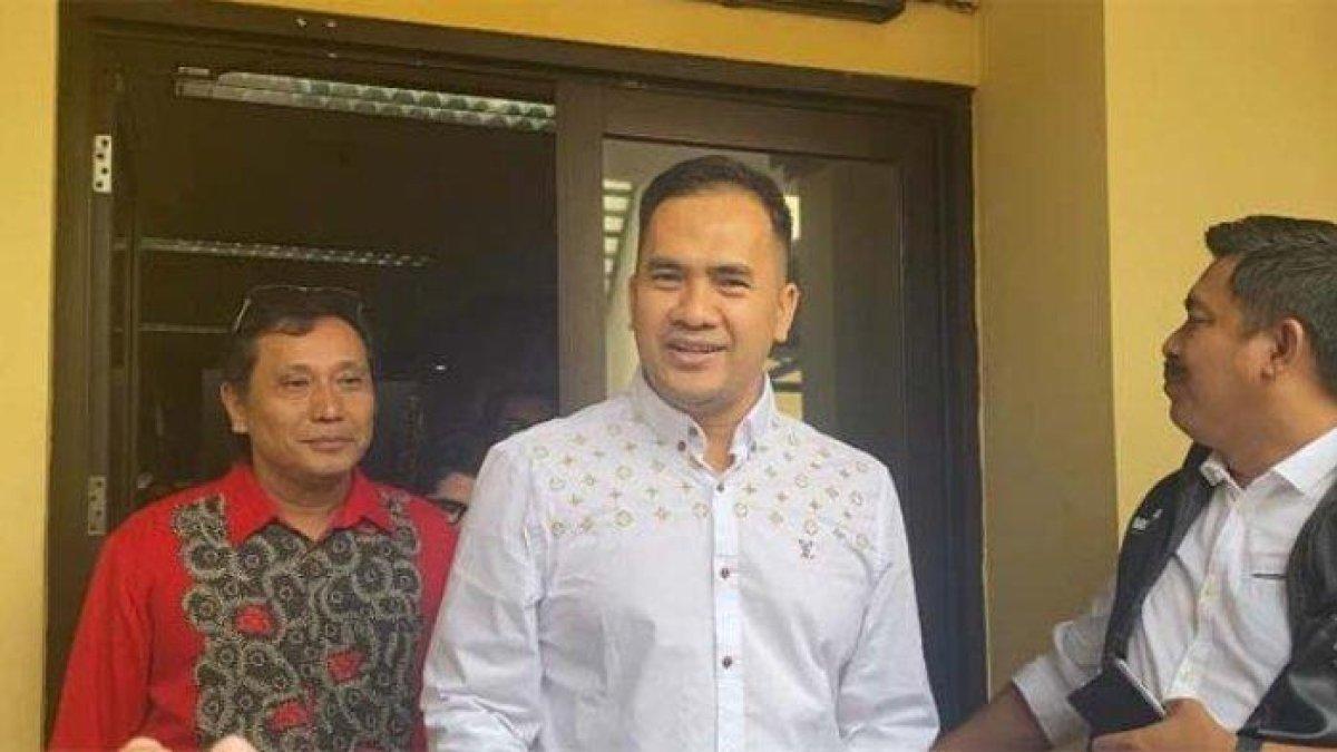 Terlihat kebahagiaan dan senyuman lebar Saipul Jamil saat keluar dari Polsek Tambora, Jakarta Barat