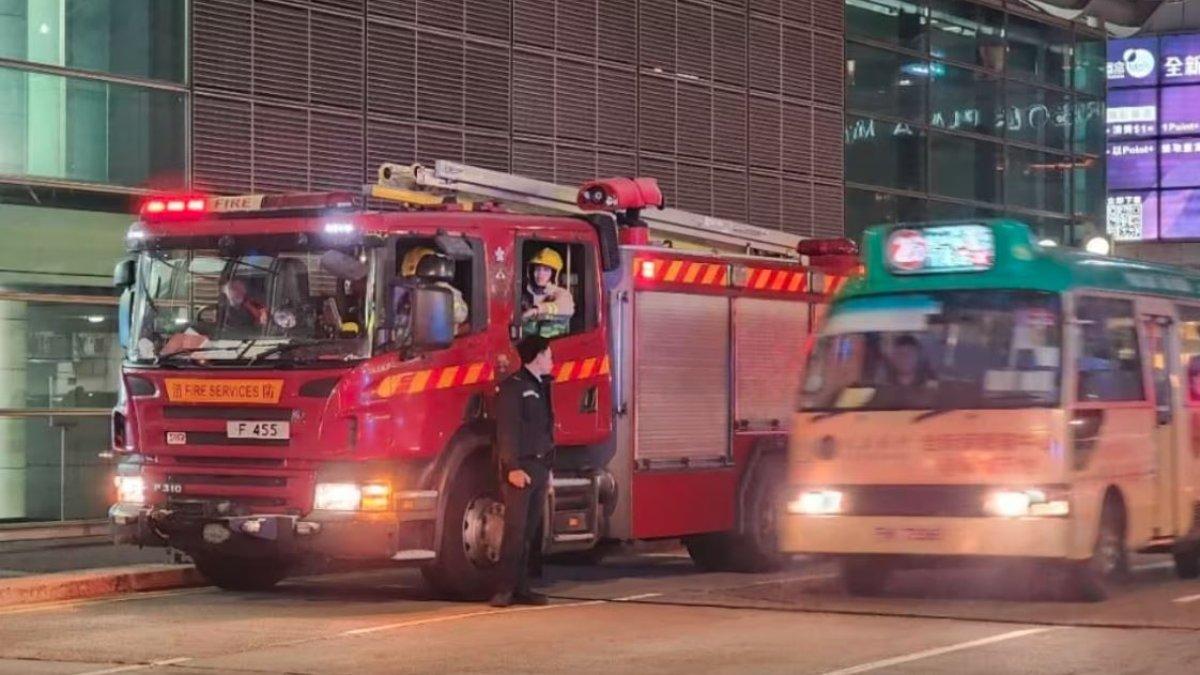 PANGGILAN PALSU DAN BOM PALSU - Polisi Hong Kong menerima 8 panggilan palsu, termasuk ancaman bom, saat konser Andy Lau, memicu kepanikan dan meningkatkan keamanan.