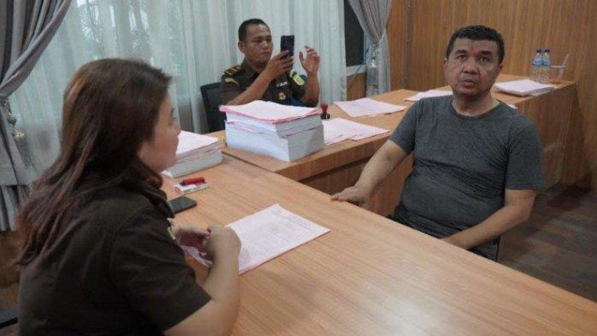 Tersangka AKP Hafiz Paesal Lubis (kaos abu) saat berada di ruang tahap II Kejari Medan dalam kasus dugaan penggelapan uang koperasi Sat Brimob Polda Sumut Rp 3,7 miliar, Kamis (13/7/2023).
