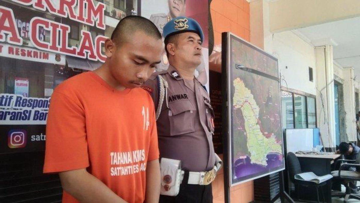 Tersangka Edo Saputra Warlianto (21) seorang guru pencak silat di Cilacap yang tega melakukan pelecehan seksual kepada dua muridnya yang masih di bawah umur, Kamis (7/9/2023). Lebih parahnya, tersangka juga merekam secara diam-diam aksi persetubuhan yang pertama dengan kedua korban. Selanjutnya video itu dijadikan senjata untuk mengancam kedua korban agar mau disetubuhi lagi.