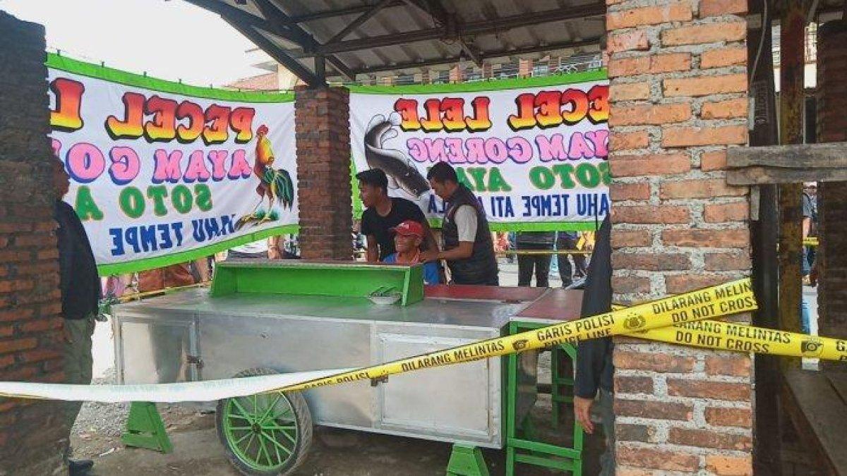 Tersangka Yosep saat menjalani rekonstruksi di warung pecel lele di Jalancagak, Kabupaten Subang, Jawa Barat, Rabu (22/11/2023). Di lokasi ini, Yosep hendak merencanakan pembunuhan Tuti Suhartini dan Amalia bersama Danu.
