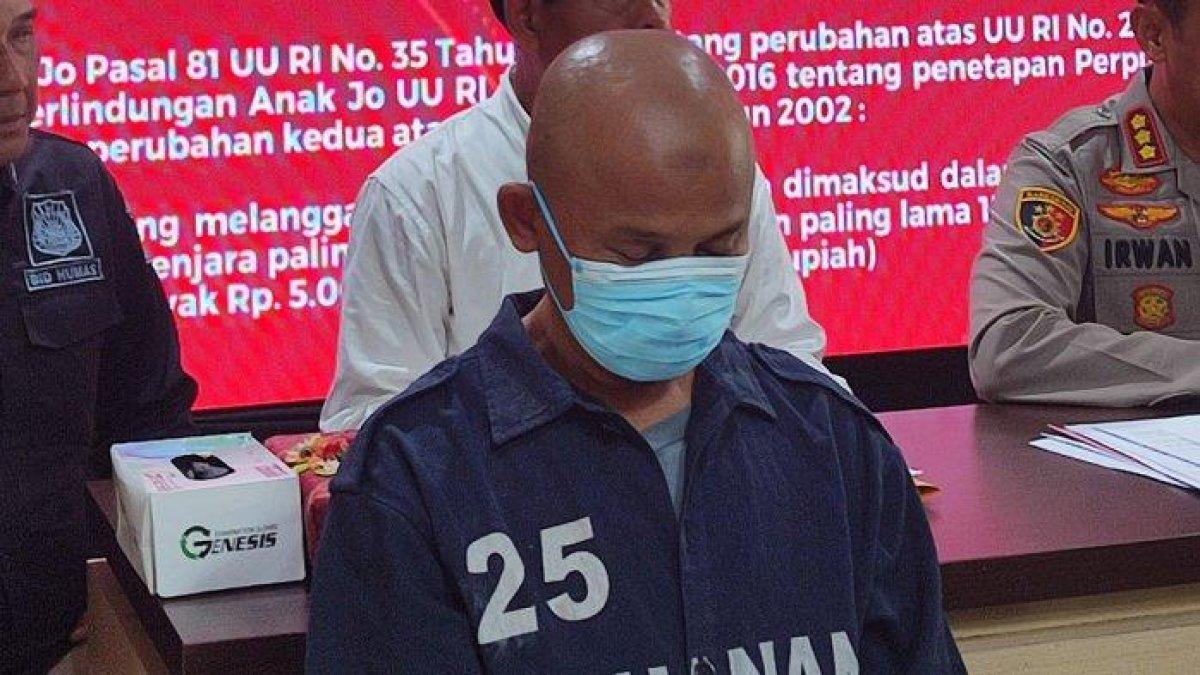 Tersangka pencabulan di TPQ Semarang, Puji Raharjo (51) ketika memberikan keterangan di depan polisi, saat konferensi pers di Mapolrestabes Semarang, Senin (20/11/2023). Ia mengaku, mencabuli 20 anak dalam tiga tahun terakhir.