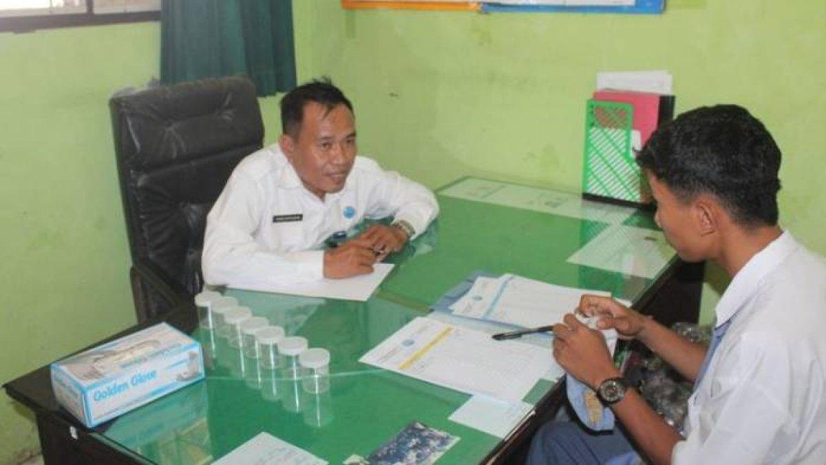 Tes urine dilakukan BNN Kabupaten Sumbawa di SMAN Kecamatan Plampang, kabupaten Sumbawa, NTB Senin (9/10/2023).