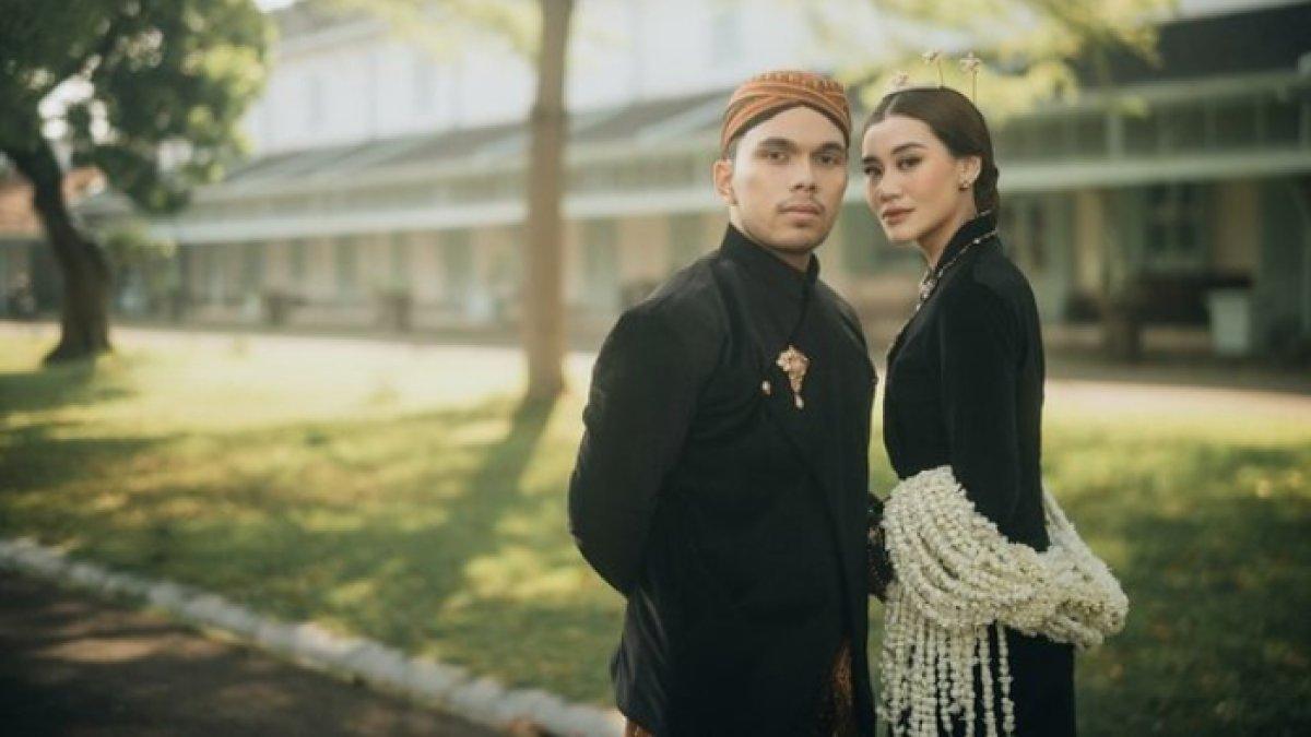 Thariq Halilintar dan Aaliyah Massaid tampak manglingi pakai busana Jawa
