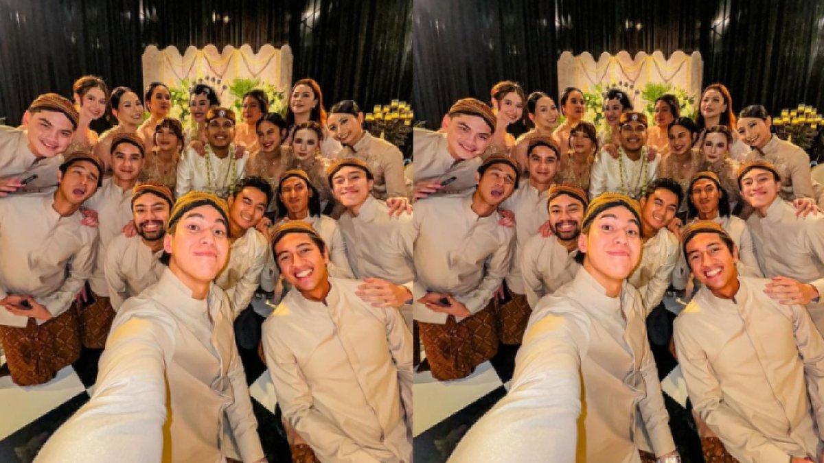Thariq dan Aaliyah kemudian berfoto bersama para bridesmaid dan groomsmen