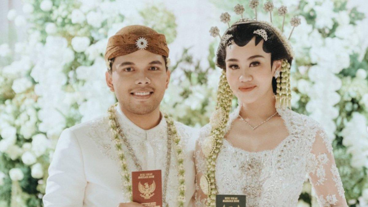Thariq dan Aaliyah memamerkan buku nikah masing-masing