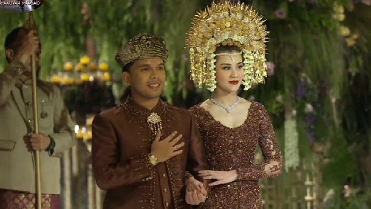 Thariq dan Aaliyah memilih busana pengantin adat Minang untuk resepsi