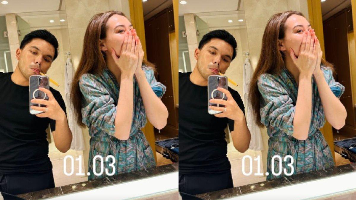 Thariq dan Aaliyah mencuci wajah mereka setelah seharian menjalani prosesi pernikahan.