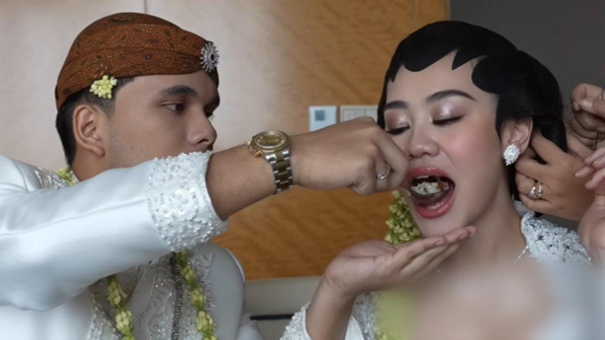 Thariq menunjukkan perhatiannya dengan menyuapi Aaliyah