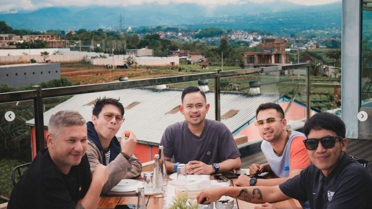 RAFFI AHMAD USILI ARIEL NOAH - Selain pemandangan yang memukau, kebersamaan mereka sering dihiasi momen-momen lucu dan menghibur seperti ini.